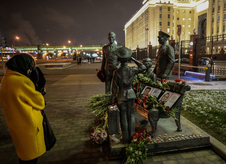 Портреты погибших в Сирии подполковника Олега Пешкова и матроса Александра Позынича и цветы у памятника героям фильма Офицеры Портреты погибших в Сирии подполковника Олега Пешкова и матроса Александра Позынича и цветы у памятника героям фильма Офицеры