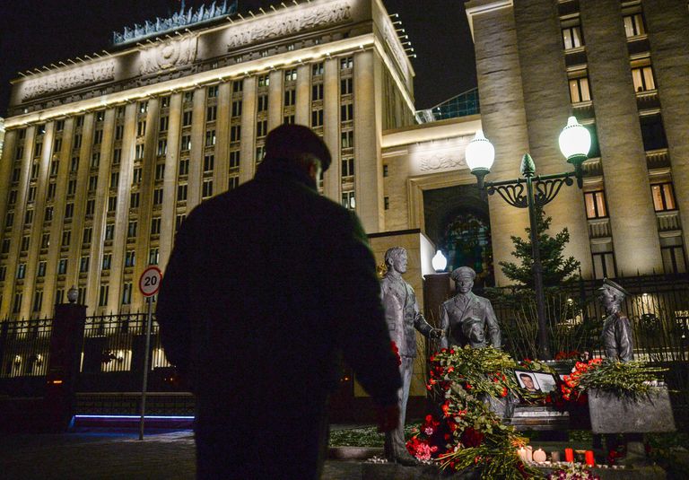 Портреты погибших в Сирии подполковника Олега Пешкова и матроса Александра Позынича и цветы у памятника героям фильма Офицеры Портреты погибших в Сирии подполковника Олега Пешкова и матроса Александра Позынича и цветы у памятника героям фильма Офицеры