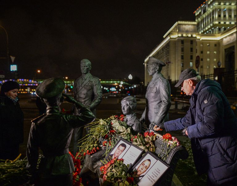 Портреты погибших в Сирии подполковника Олега Пешкова и матроса Александра Позынича и цветы у памятника героям фильма Офицеры Портреты погибших в Сирии подполковника Олега Пешкова и матроса Александра Позынича и цветы у памятника героям фильма Офицеры
