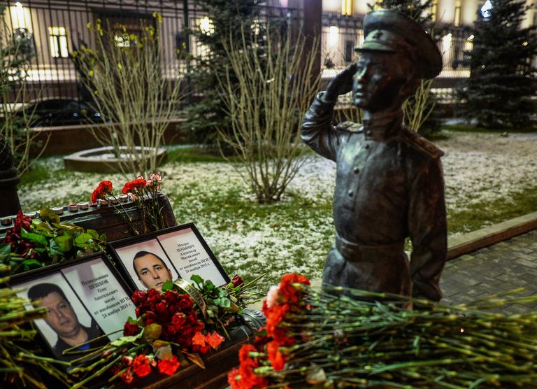 Москвичи несут цветы в память о погибших в Сирии к памятнику героям фильма Офицеры Москвичи несут цветы в память о погибших в Сирии к памятнику героям фильма Офицеры