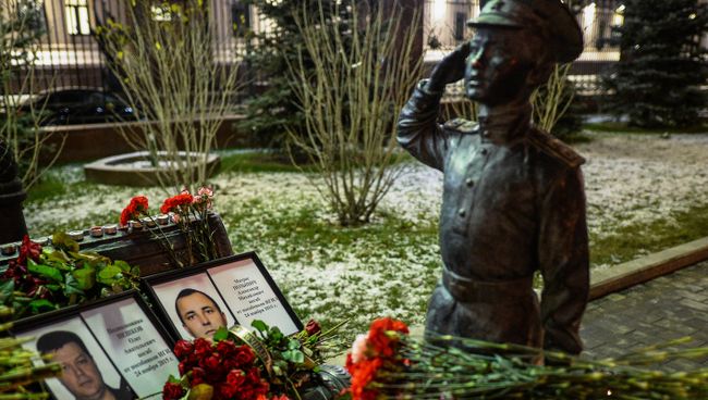 Москвичи несут цветы в память о погибших в Сирии к памятнику героям фильма Офицеры Москвичи несут цветы в память о погибших в Сирии к памятнику героям фильма Офицеры