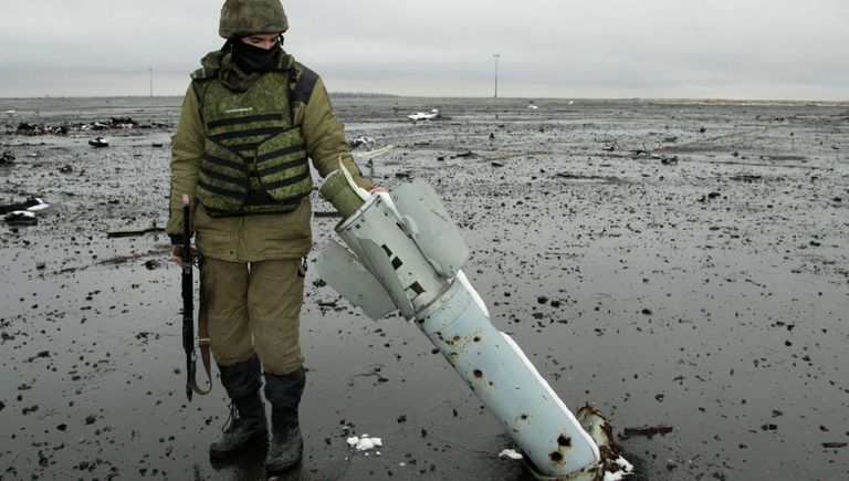 Ополченец Донецкой народной республики на территории Донецкого аэропорта Ополченец Донецкой народной республики на территории Донецкого аэропорта