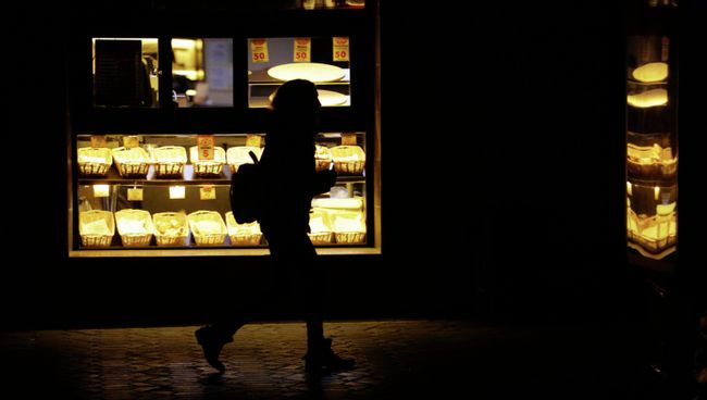Прохожий возле кофейни во время отключения электроэнергии в Симферополе. Ноябрь 2015