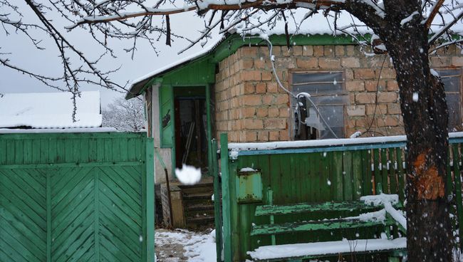 Брошенные дома на линии соприкосновения в поселке Донецкий в ЛНР. Архивное фото Брошенные дома на линии соприкосновения в поселке Донецкий в ЛНР. Архивное фото