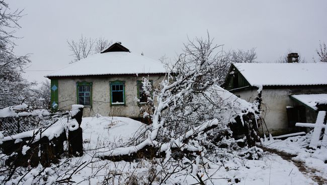 Брошенные дома на линии соприкосновения в Донбассе. Архивное фото Брошенные дома на линии соприкосновения в Донбассе. Архивное фото