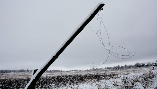 Оборванные линии электропередач в поселке Донецкий ЛНР. Архивное фото Оборванные линии электропередач в поселке Донецкий ЛНР. Архивное фото
