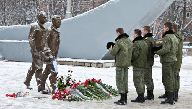Жители несут цветы к памятнику авиаторам в центре Липецка в память о подполковнике липецкого авиацентра ВВС России Олеге Пешкове Жители несут цветы к памятнику авиаторам в центре Липецка в память о подполковнике липецкого авиацентра ВВС России Олеге Пешкове