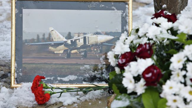 Цветы у памятника авиаторам в центре Липецка в память о подполковнике липецкого авиацентра ВВС России Олеге Пешкове. Архивное фото Цветы у памятника авиаторам в центре Липецка в память о подполковнике липецкого авиацентра ВВС России Олеге Пешкове. Архивное фото
