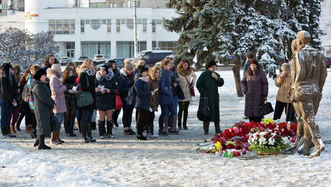 Жители несут цветы к памятнику авиаторам в центре Липецка в память о подполковнике липецкого авиацентра ВВС России Олеге Пешкове Жители несут цветы к памятнику авиаторам в центре Липецка в память о подполковнике липецкого авиацентра ВВС России Олеге Пешкове