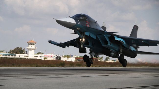 Российский истребитель-бомбардировщик Су-34 взлетает с авиабазы Хмеймимв Сирии. Архивное фото Российский истребитель-бомбардировщик Су-34 взлетает с авиабазы Хмеймимв Сирии. Архивное фото