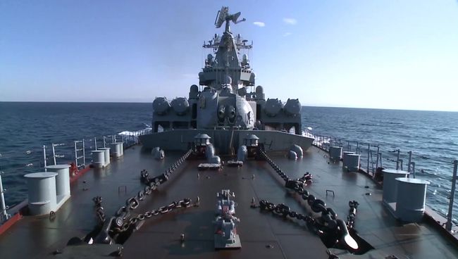 Гвардейский ракетный крейсер Москва. Архивное фото