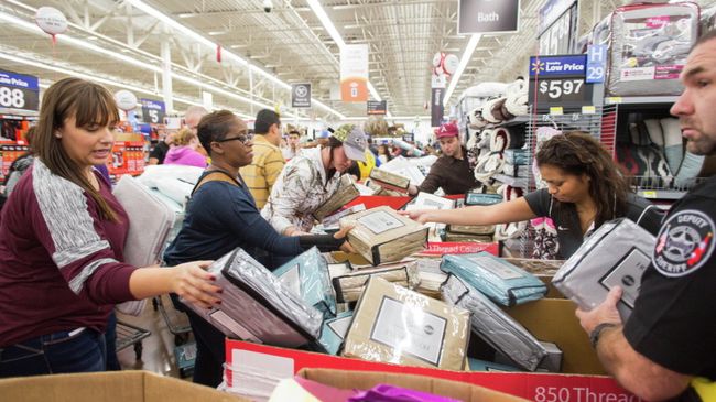Покупатели в универмаге Walmart во время черной пятницы, США. Архивное фото Покупатели в универмаге Walmart во время черной пятницы, США. Архивное фото
