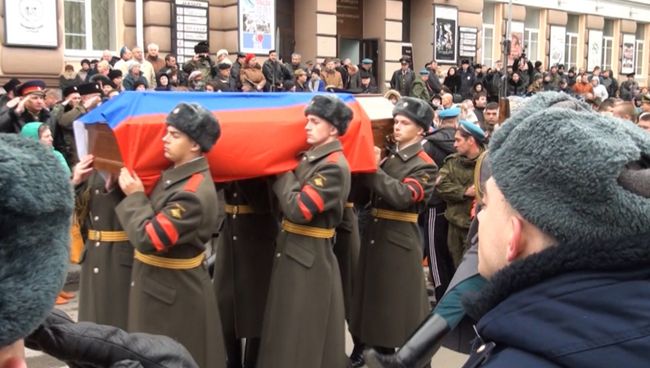 Погибшего в Сирии морпеха похоронили в Новочеркасске с воинскими почестями Погибшего в Сирии морпеха похоронили в Новочеркасске с воинскими почестями