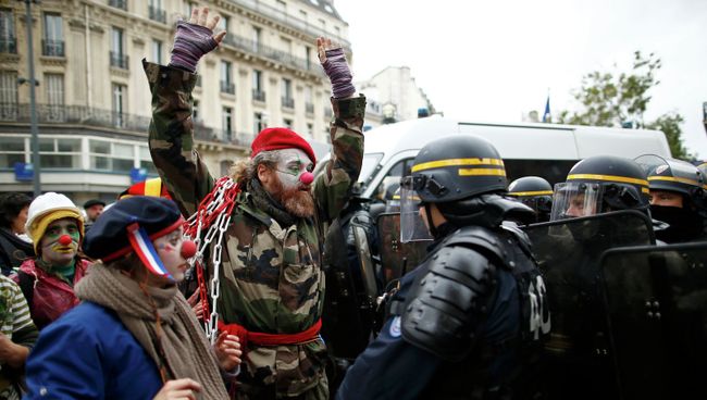 Столкновения протестующих с полицией на демонстрации в преддверии конференции по климату в Париже Столкновения протестующих с полицией на демонстрации в преддверии конференции по климату в Париже