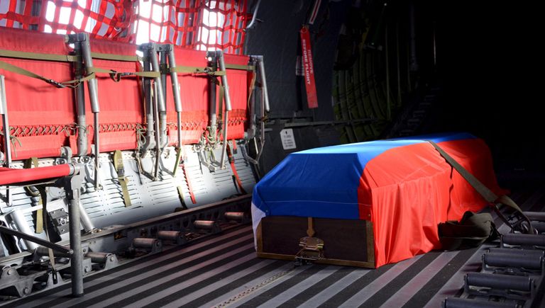 Гроб с телом российского летчика Су-24 Олега Пешкова покидает аэропорт Хатай, Турция Гроб с телом российского летчика Су-24 Олега Пешкова покидает аэропорт Хатай, Турция