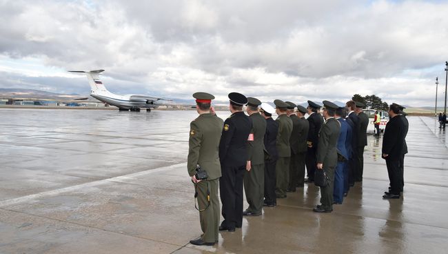 Российский самолет с телом погибшего пилота Су-24 Олега Пешкова покидает аэропорт Анкары, Турция Российский самолет с телом погибшего пилота Су-24 Олега Пешкова покидает аэропорт Анкары, Турция