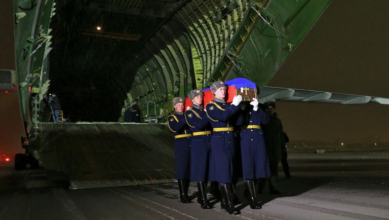 Глава Минобороны С.Шойгу и главком ВКС России В.Бондарев встретили самолет с телом командира Су-24 Олегом Пешковым в аэропорту Чкаловском Глава Минобороны С.Шойгу и главком ВКС России В.Бондарев встретили самолет с телом командира Су-24 Олегом Пешковым в аэропорту Чкаловском