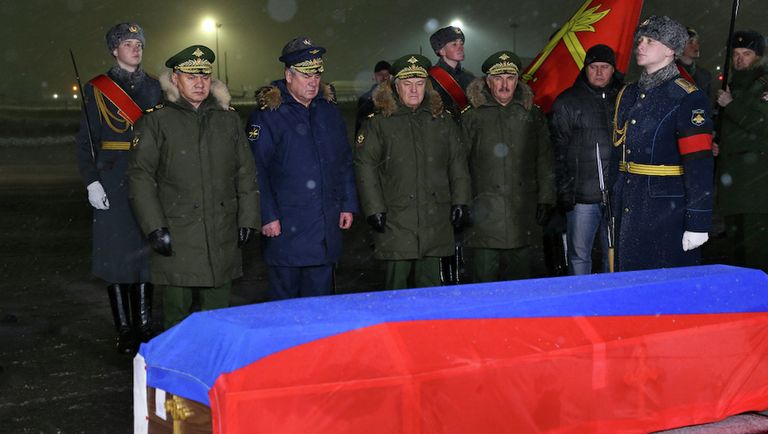 Глава Минобороны С.Шойгу и главком ВКС России В.Бондарев встретили самолет с телом командира Су-24 Олегом Пешковым в аэропорту Чкаловском Глава Минобороны С.Шойгу и главком ВКС России В.Бондарев встретили самолет с телом командира Су-24 Олегом Пешковым в аэропорту Чкаловском