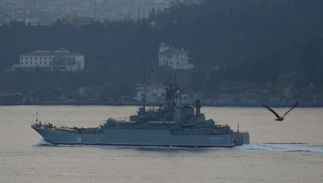 Большой десантный корабль ВМФ России Цезарь Куников в проливе Босфор, Турция. Ноябрь 2015 Большой десантный корабль ВМФ России Цезарь Куников в проливе Босфор, Турция. Ноябрь 2015