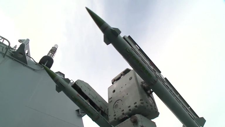 Зенитный ракетный комплекс М-4 Оса-М на гвардейском ракетном крейсере Москва, который прибыл к побережью Латакии для противовоздушной обороны района Зенитный ракетный комплекс М-4 Оса-М на гвардейском ракетном крейсере Москва, который прибыл к побережью Латакии для противовоздушной обороны района