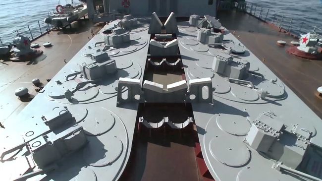 Зенитный ракетный комплекс С-300Ф Форт на гвардейском ракетном крейсере Москва, который прибыл к побережью Латакии для противовоздушной обороны района Зенитный ракетный комплекс С-300Ф Форт на гвардейском ракетном крейсере Москва, который прибыл к побережью Латакии для противовоздушной обороны района