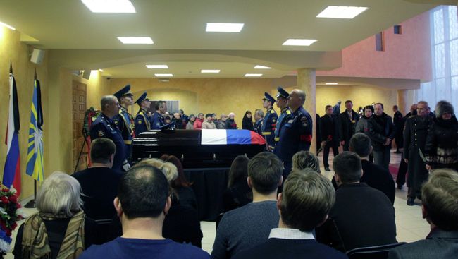 Жители Липецка во время церемонии прощания с героем России подполковником Воздушно-космических сил России Олегом Пешковым, погибшем в Сирии Жители Липецка во время церемонии прощания с героем России подполковником Воздушно-космических сил России Олегом Пешковым, погибшем в Сирии