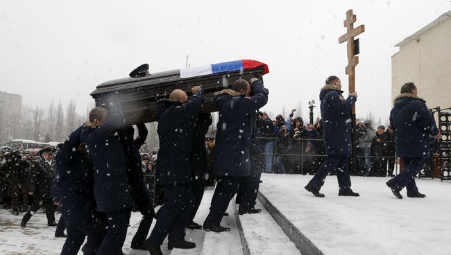 Военнослужащие Воздушно-космических сил России во время похорон героя России подполковника Олега Пешкова, погибшего в Сирии Военнослужащие Воздушно-космических сил России во время похорон героя России подполковника Олега Пешкова, погибшего в Сирии