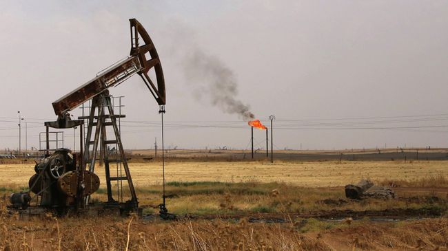 Вышки на нефтяном месторождении. Архивное фото