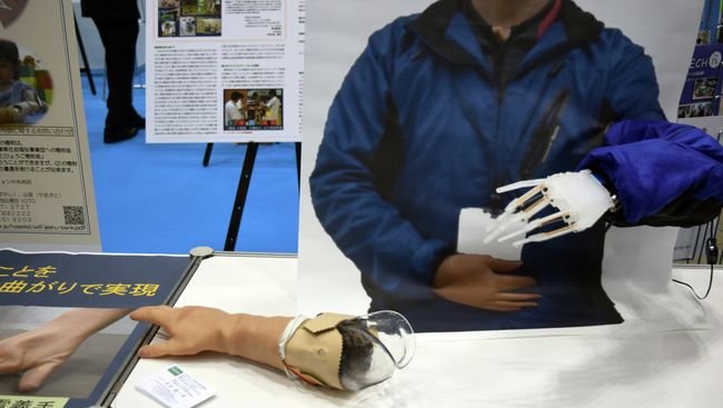 Модель протеза на на выставке International Robot Exhibition в Токио Модель протеза на на выставке International Robot Exhibition в Токио