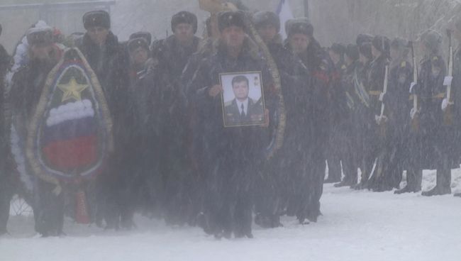 Тысячи жителей Липецка проводили в последний путь пилота Су-24 Олега Пешкова Тысячи жителей Липецка проводили в последний путь пилота Су-24 Олега Пешкова