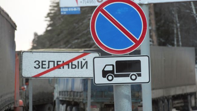 Грузовики на парковке для большегрузных машин. Архивное фото Грузовики на парковке для большегрузных машин. Архивное фото