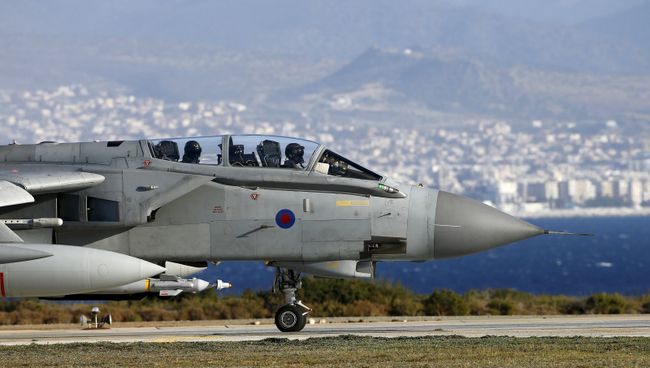 Самолет британских ВВС Tornado приземлился на базе на Кипре после нанесения ударов по ДАИШ в Сирии Самолет британских ВВС Tornado приземлился на базе на Кипре после нанесения ударов по ДАИШ в Сирии