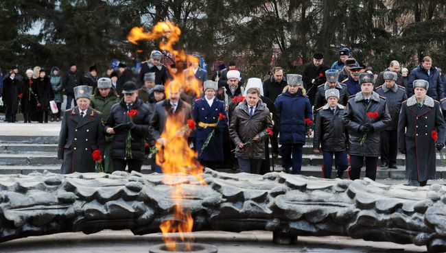 Возложение цветов к мемориалу вечный огонь в Челябинске во время Всероссийской акции День Неизвестного солдата. Архив Возложение цветов к мемориалу вечный огонь в Челябинске во время Всероссийской акции День Неизвестного солдата. Архив