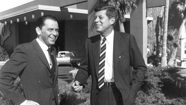 Американский певец Фрэнк Синатра и президент США Джоном Кеннеди Американский певец Фрэнк Синатра и президент США Джоном Кеннеди
