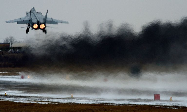 Истребитель МиГ-31 совершает взлет во время летно-тактических учений истребительной авиации Восточного военного округа на аэродроме Центральная Угловая в Приморском крае Истребитель МиГ-31 совершает взлет во время летно-тактических учений истребительной авиации Восточного военного округа на аэродроме Центральная Угловая в Приморском крае