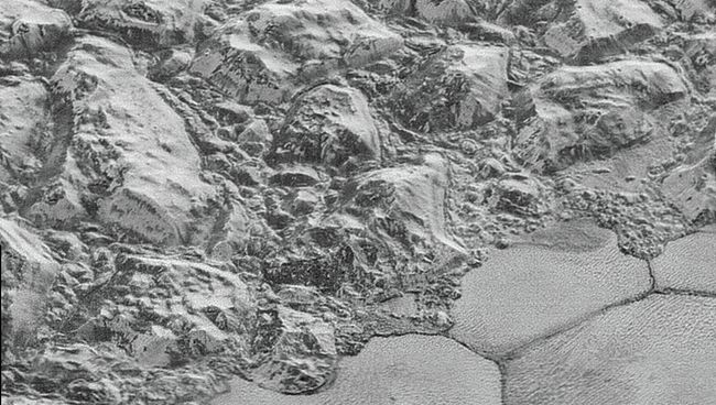 Суперкачественные снимки Плутона передал на Землю аппарат New Horizons