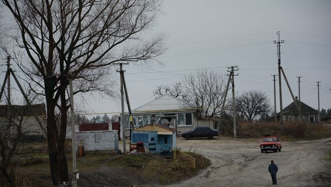 Переправа, организованная местными жителями в поселке Желтое между блокпостом Народной милиции ЛНР и украинских силовиков. Архивное фото Переправа, организованная местными жителями в поселке Желтое между блокпостом Народной милиции ЛНР и украинских силовиков. Архивное фото