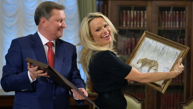 Руководитель администрации президента РФ Сергей Иванов и член косультативного совета Международного фонда защиты животных IFAW Памела Андерсон во время встречи в Кремле