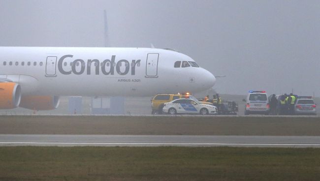 Самолет Airbus A321 компании Condor airlines во время экстренной посадки в аэропорту Будапешта