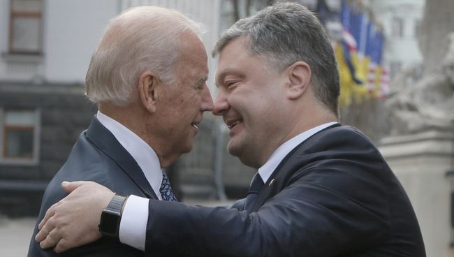 Президент Украины Петр Порошенко и вице-президент США Джозеф Байден во время встречи в Киеве Президент Украины Петр Порошенко и вице-президент США Джозеф Байден во время встречи в Киеве
