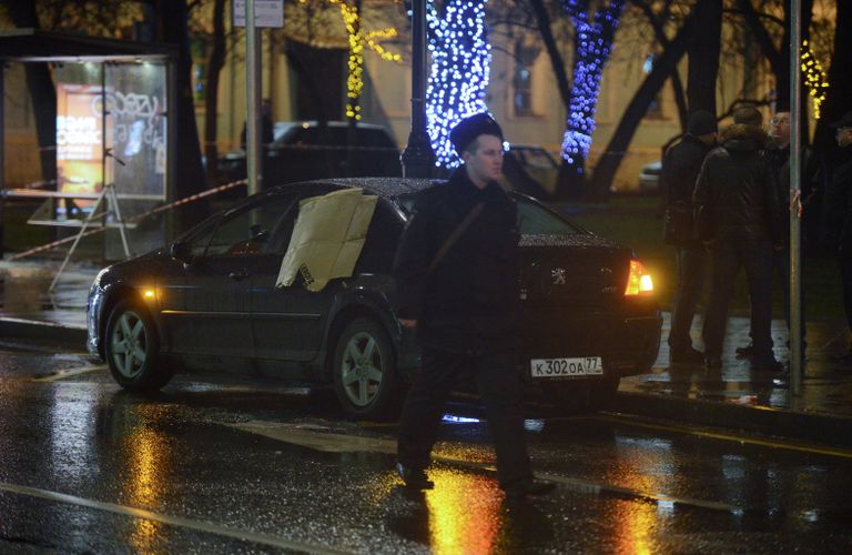 Автомобиль неподалеку от остановки общественного транспорта на улице Покровка в Москве, где произошел взрыв неизвестного взрывного устройства Автомобиль неподалеку от остановки общественного транспорта на улице Покровка в Москве, где произошел взрыв неизвестного взрывного устройства