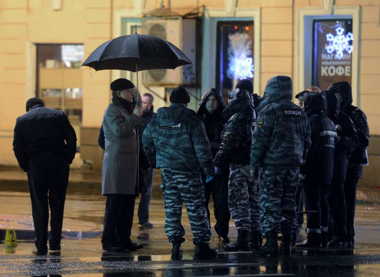 Сотрудники правоохранительных органов проводят следственные действия на остановке общественного транспорта на улице Покровка в Москве, где произошел взрыв неизвестного взрывного устройства Сотрудники правоохранительных органов проводят следственные действия на остановке общественного транспорта на улице Покровка в Москве, где произошел взрыв неизвестного взрывного устройства