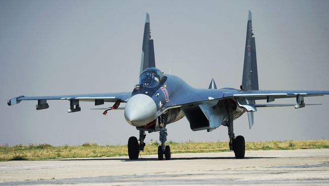 Истребитель СУ-35. Архивное фото Истребитель СУ-35. Архивное фото