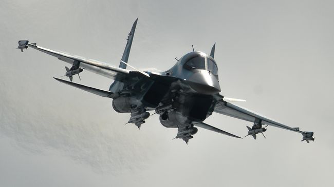 Самолет Су-34 во время выступления в последний день работы Международного авиационного-космического салона МАКС-2015 в подмосковном Жуковском Самолет Су-34 во время выступления в последний день работы Международного авиационного-космического салона МАКС-2015 в подмосковном Жуковском