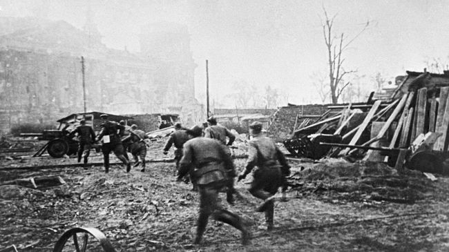Штурм Рейхстага, 30 апреля 1945 года. Архив Штурм Рейхстага, 30 апреля 1945 года. Архив