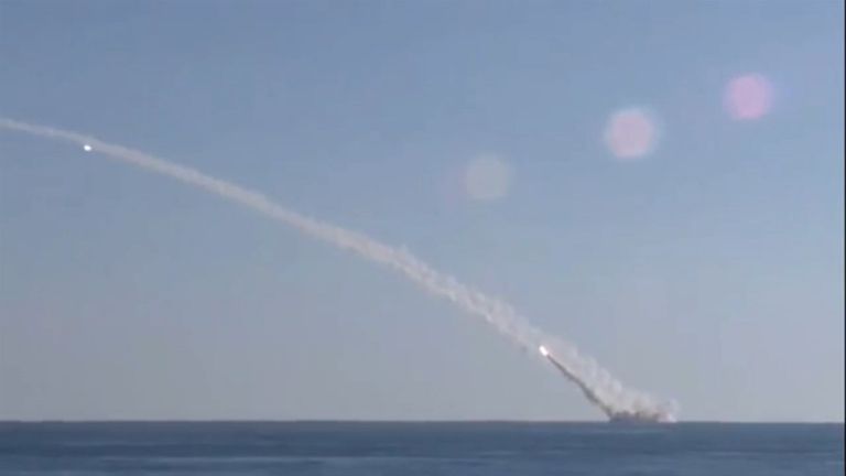 Удары по ИГ с подлодки Ростов-на-Дону: доклад Шойгу и кадры пуска ракет Удары по ИГ с подлодки Ростов-на-Дону: доклад Шойгу и кадры пуска ракет