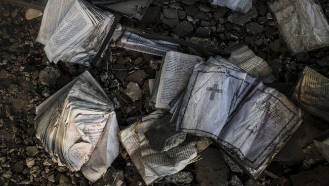 Сожженные боевиками ИГ (ДАИШ) древние христианские книги в храме Святого Георгия в провинции Эль-Хасаке на северо-востоке Сирии. Сожженные боевиками ИГ (ДАИШ) древние христианские книги в храме Святого Георгия в провинции Эль-Хасаке на северо-востоке Сирии.