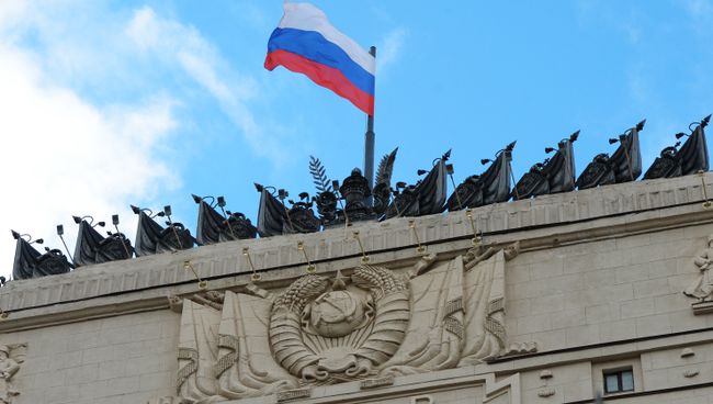 Флаг на здании министерства обороны РФ на Фрунзенской набережной в Москве Флаг на здании министерства обороны РФ на Фрунзенской набережной в Москве