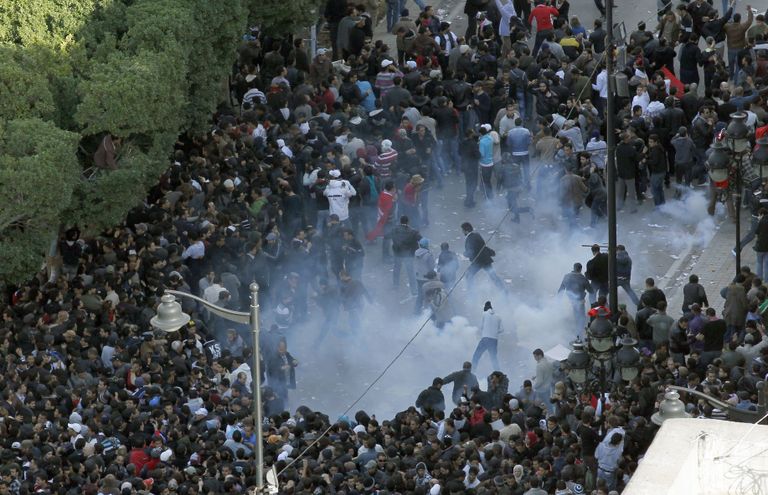 Столкновение во время акции протеста в Тунисе 14 января 2011 года Столкновение во время акции протеста в Тунисе 14 января 2011 года