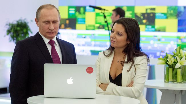 Президент России Владимир Путин и главный редактор телеканала RT (Russia Today) Маргарита Симоньян на выставке, посвящённой 10-летию вещания Russia Today. Архивное фото Президент России Владимир Путин и главный редактор телеканала RT (Russia Today) Маргарита Симоньян на выставке, посвящённой 10-летию вещания Russia Today. Архивное фото